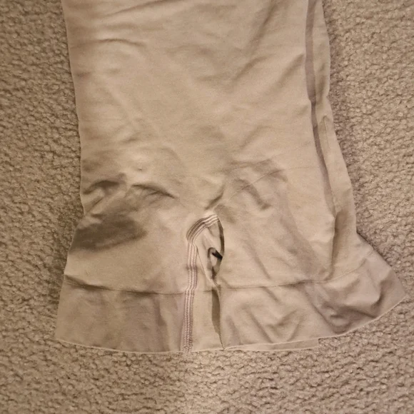 XSMALL     SKIMS STRAPLESS SHORTIE BODYSUIT - Picture 5 of 7